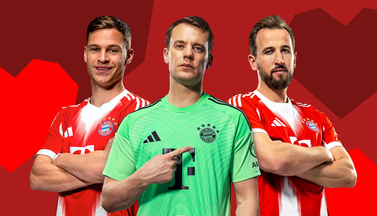 Tiga pemain sepak bola Bayern Munich berdiri berdampingan, mengenakan seragam berwarna merah dan putih. Pemain tengah mengenakan jersey penjaga gawang berwarna hijau dan menunjuk ke arah logo tim di dadanya, sementara dua pemain lainnya tersenyum dan menyilangkan tangan di depan dada.